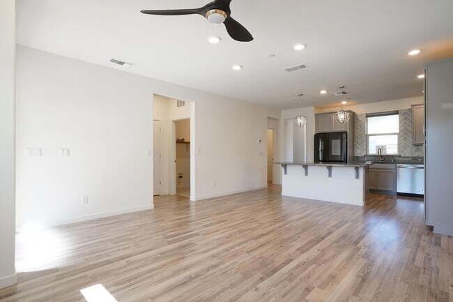 Building Photo - 2925 Honey Opal Ave