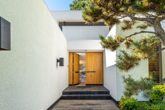 Building Photo - 3843 Longridge Ave