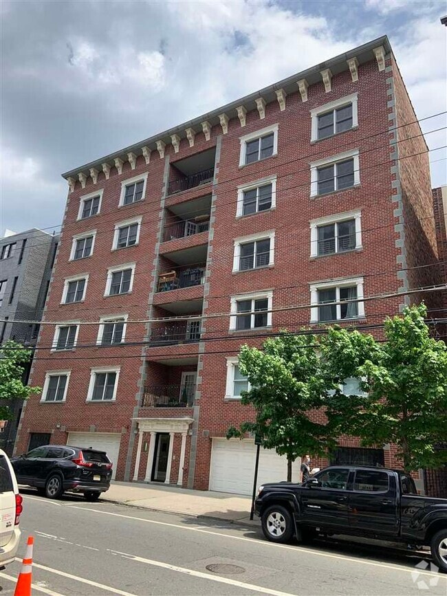 Building Photo - 1031 Clinton St