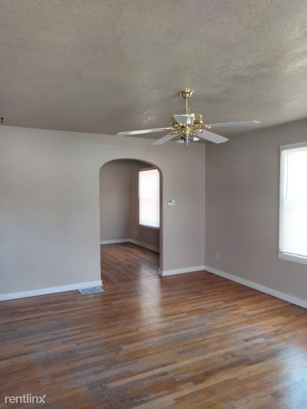 Building Photo - 3 br, 1.5 bath Townhome - 330 8th Ave E