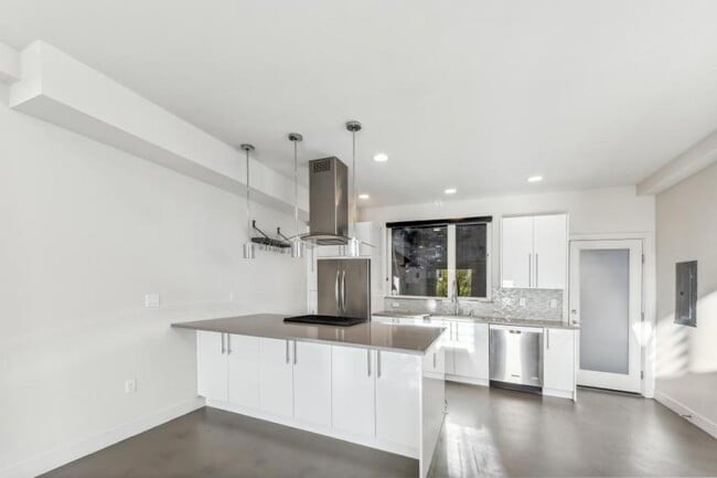 Building Photo - 2 bedroom in Seattle WA 98102