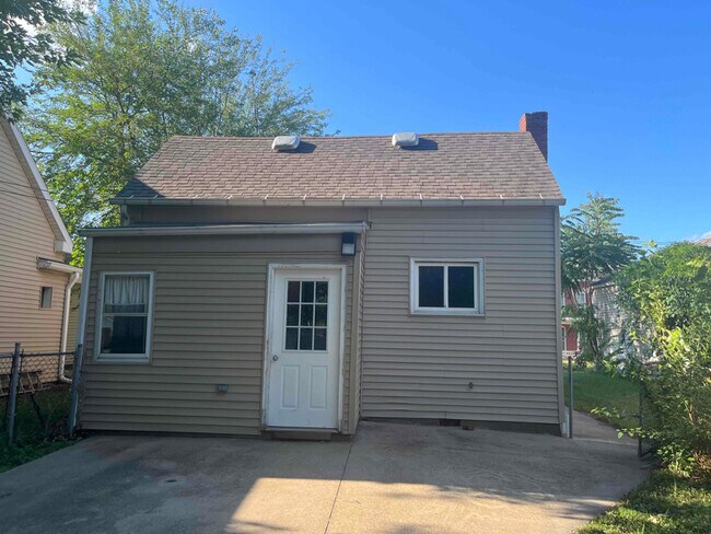 Building Photo - 1130 Adams St