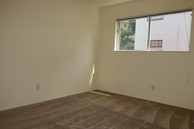 Building Photo - 564 Oakland Ave