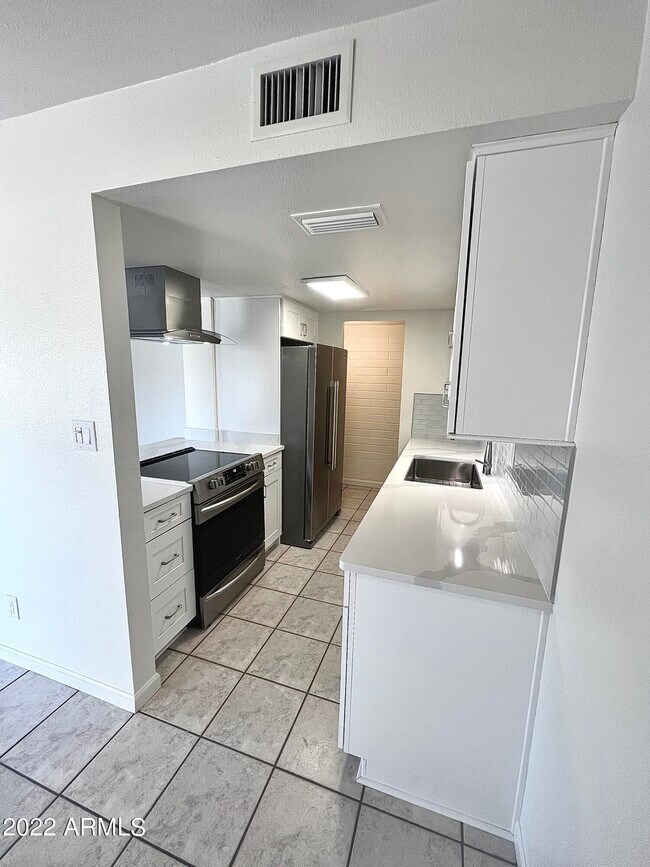 Building Photo - 8073 E Glenrosa Ave