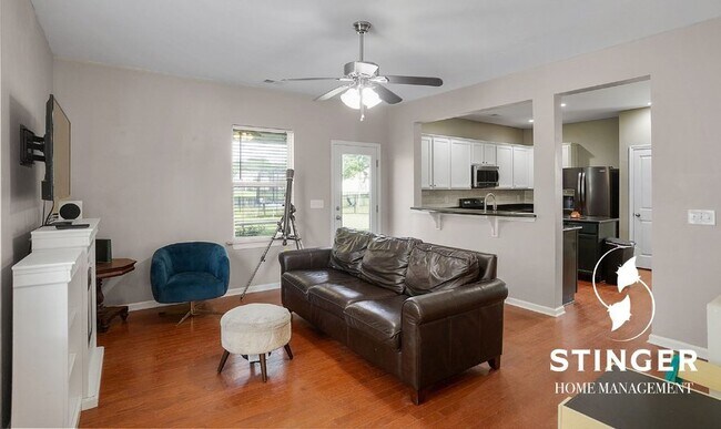 Building Photo - 4 Bedroom / 2.5 Bath For Rent In Shadow Moss