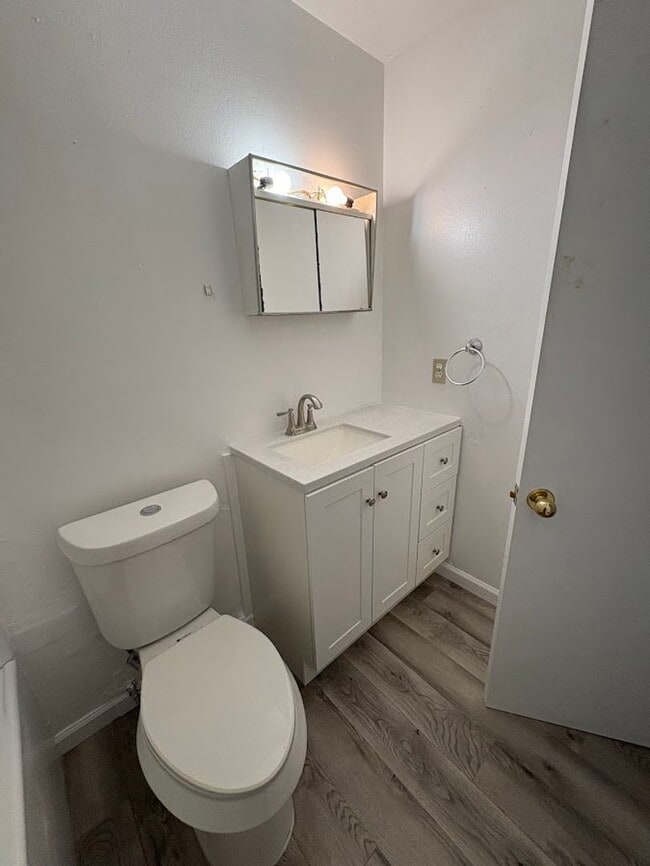Building Photo - Two bedroom one bathroom apartment for rent