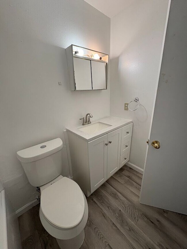 Foto del edificio - Two bedroom one bathroom apartment for rent