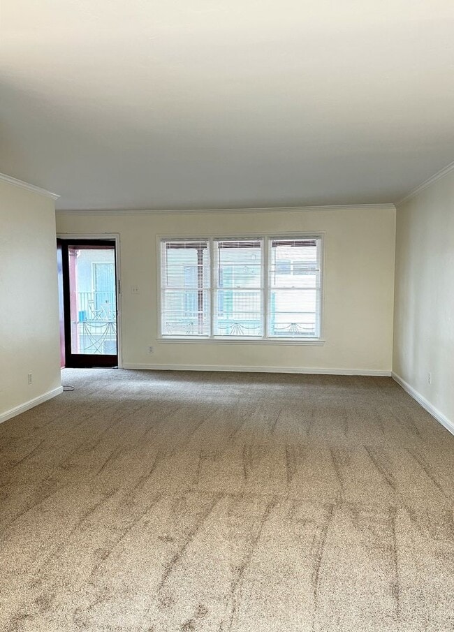 Building Photo - Updated Top-Floor 1 Bed/1 Bath Apartment A...