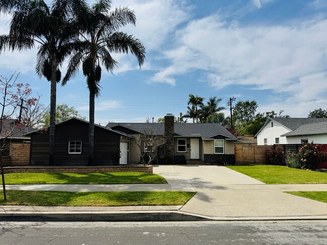 Building Photo - Phenomenal Single Story Near Downtown Orange!