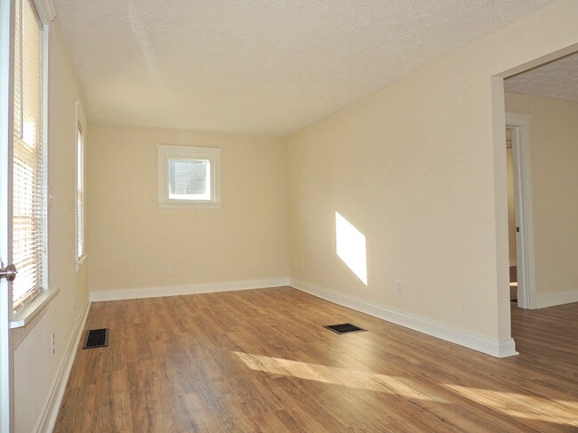 Building Photo - 3 Bedroom Bungalow for Rent!