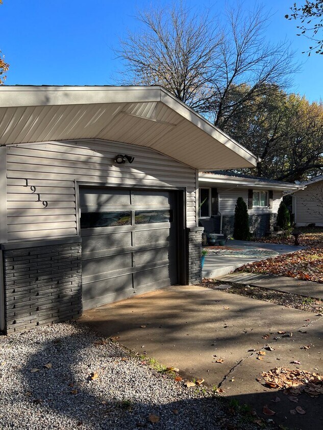 Building Photo - Brentwood - 3 bedroom, 1.5 bathroom, 1 car...