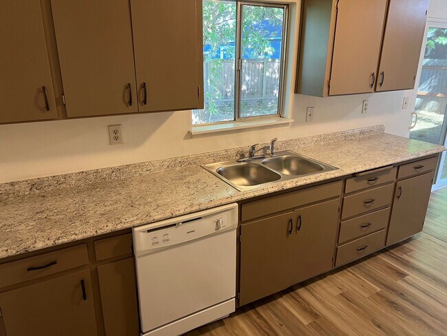 Foto del edificio - 2 Bedroom 1 Bathroom Duplex in Springfield