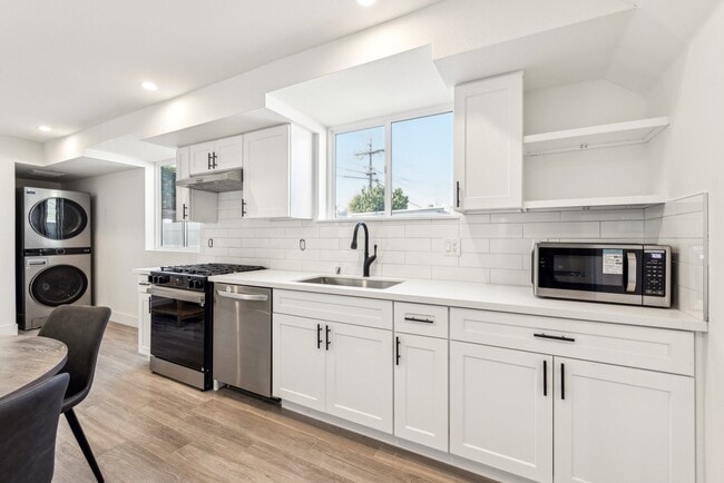 Building Photo - 1348 W 35th Pl