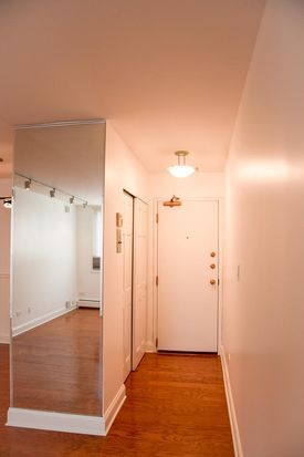 Entrance hallway - 510 W Fullerton Pkwy