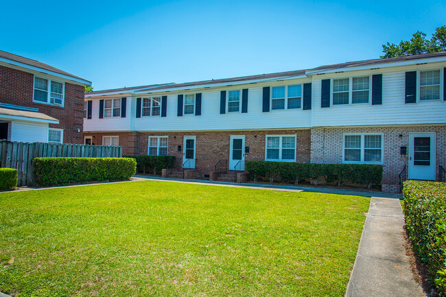 Building Photo - Magnolia Downs