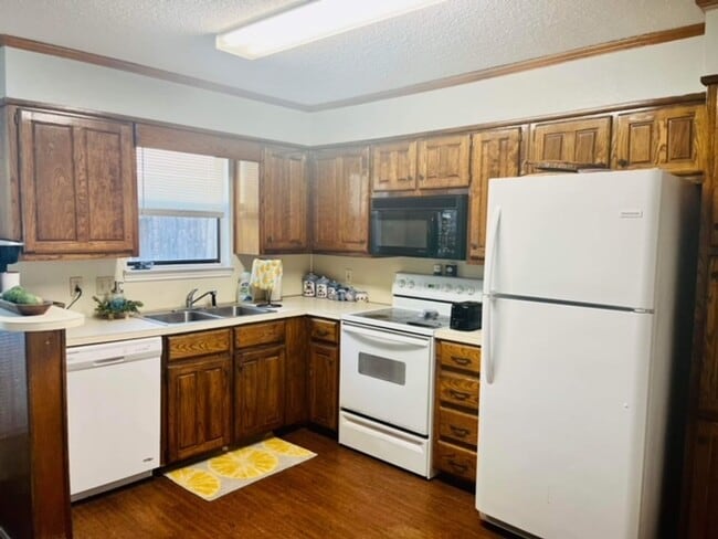 Building Photo - 2 Bd / 2 Ba Townhome Minutes Away From Campus & Downtown!