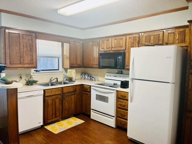 Foto del edificio - 2 Bd / 2 Ba Townhome Minutes Away From Campus & Downtown!