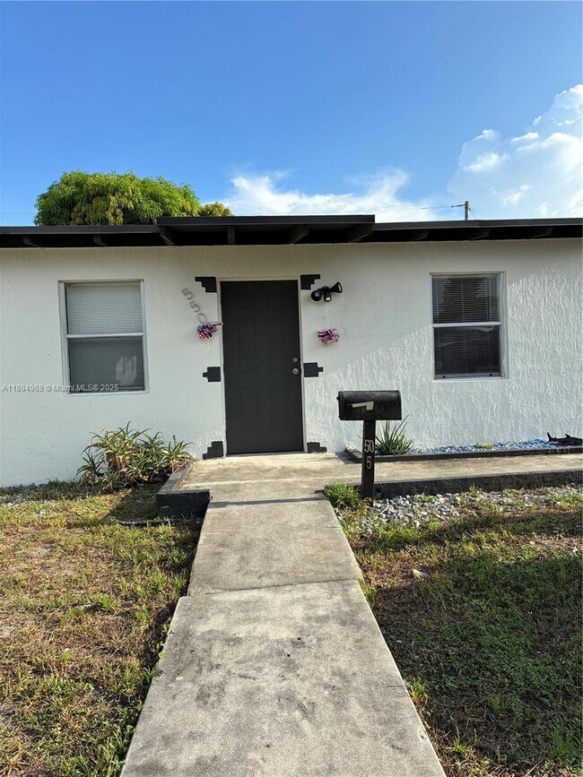 Foto del edificio - 550 NW 15th Ct