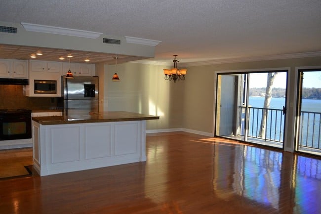 Building Photo - 4328 Lakeshore Ln