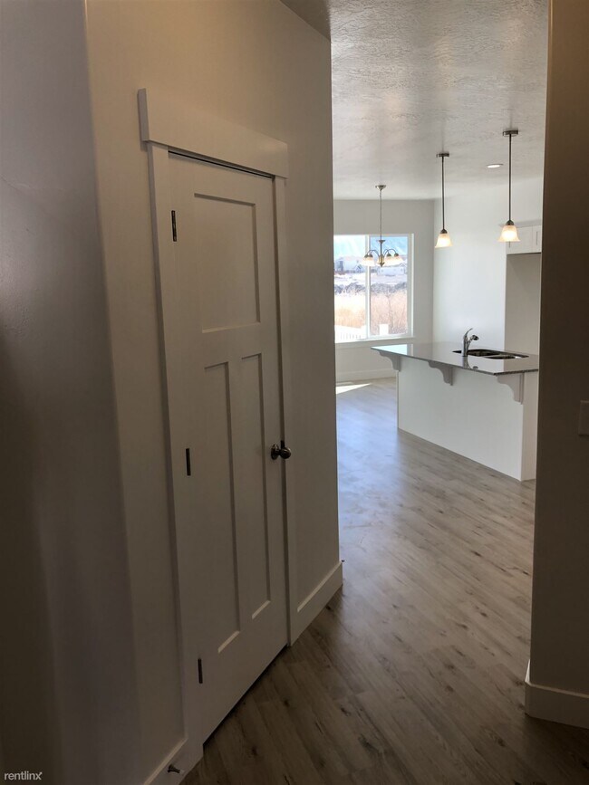 Building Photo - Room for Rent, 2.5 bath Townhome - 594 N 2...