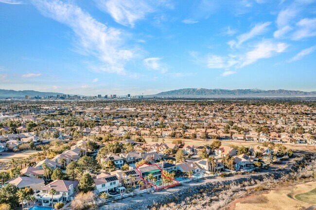 Building Photo - Absolutely Gorgeous Customized home on Gol...