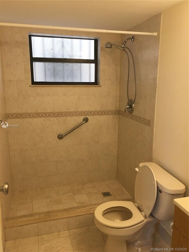 Foto del edificio - 8100 Byron Ave