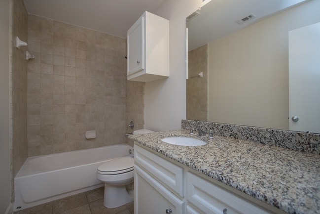 Baño completo en la planta baja - 650 W Cross St
