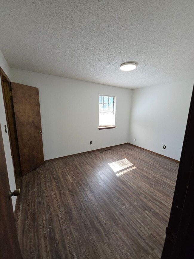 Building Photo - 602 W 6th St