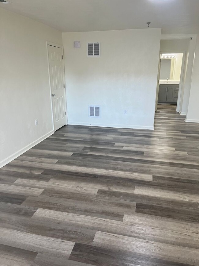 Building Photo - 4 Bedroom 2 Bathroom Top Floor