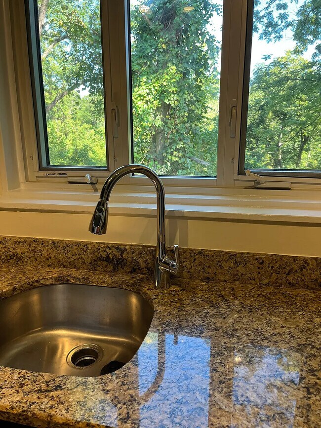 Foto del edificio - 10307 Montrose Ave