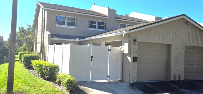 Photo - 824 Town Cir Townhome