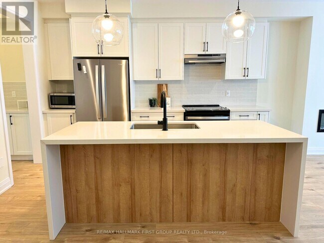 Building Photo - 985 Crowsnest Holw