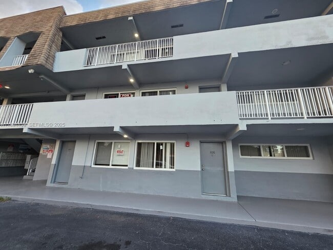 Foto del edificio - 11005 SW 1st St