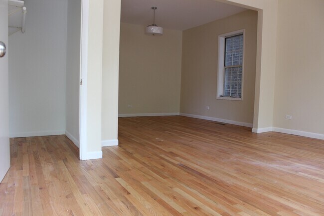 Building Photo - 527 N Marshfield Ave