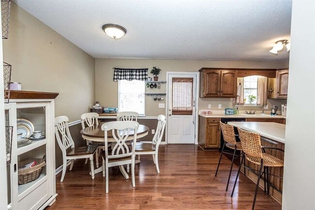 Building Photo - BEAUTIFUL SINGLE FAMILY HOME