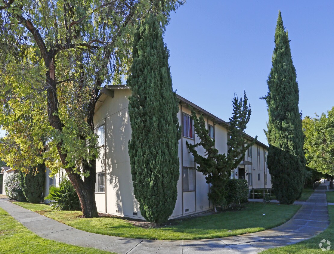 Building Photo - 588 Avalani Ave