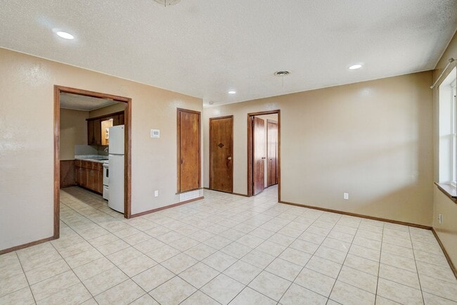 Building Photo - Charming 2-Bedroom Home with Fenced Backyard in the Heart of Choctaw! Ask About Our $250 Off Move...