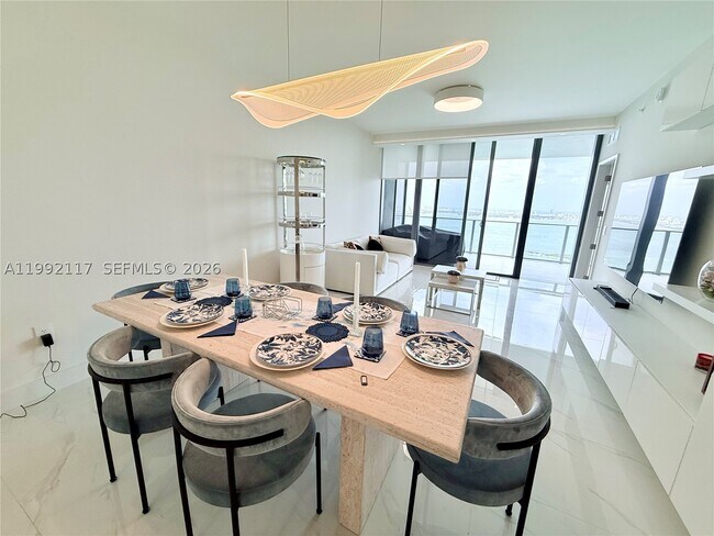 Foto del edificio - 700 NE 24th St