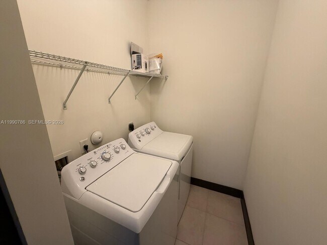 Foto del edificio - 9143 NW 161st St