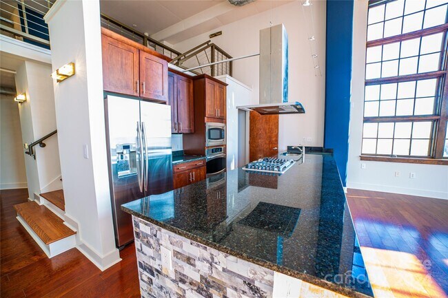 Foto del edificio - 715 N Graham St