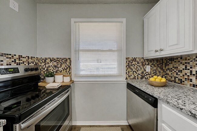 Foto del edificio - Updated 3-Bed Home with Granite Kitchen Near Shopping & Highways – Independence, MO