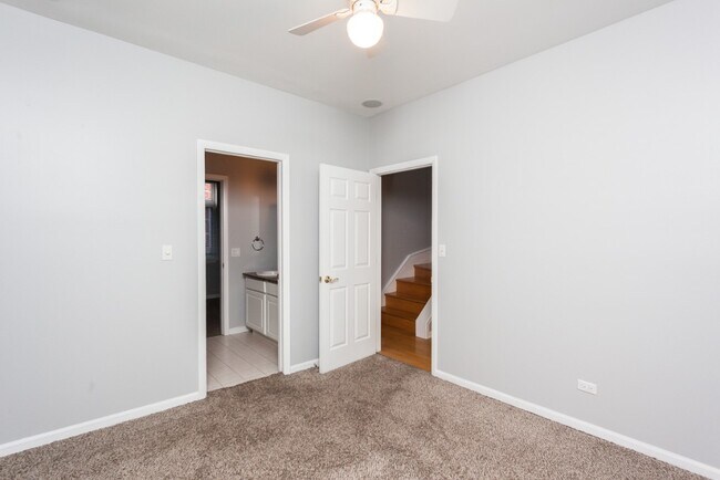 Foto del edificio - 2427 N Clybourn Ave
