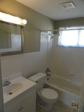 Building Photo - 318 Maple St