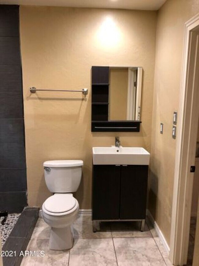 Building Photo - 3 bedroom townhome for rent