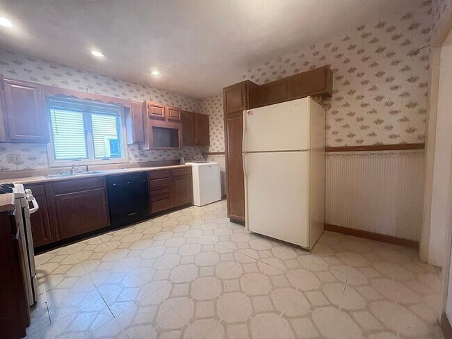 Foto del edificio - Off-Street Parking & In-Unit Laundry 3-bed