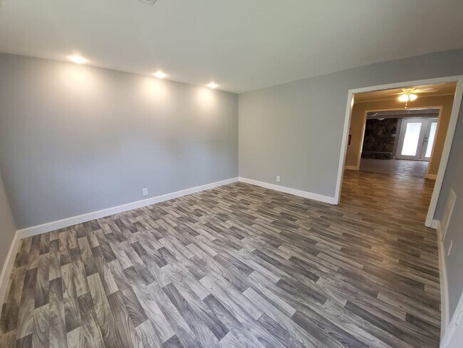 Foto del edificio - Completely renovated home, with fireplace ...