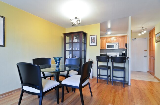 Foto del edificio - 555 W Cornelia Ave