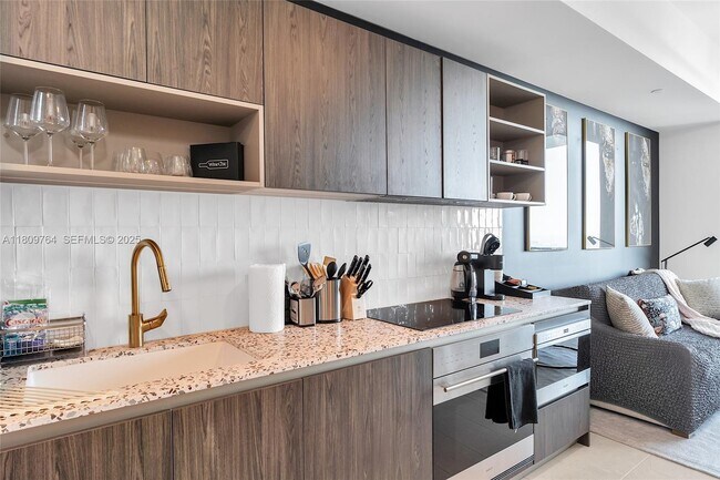 Building Photo - 601 NE 1st Ave