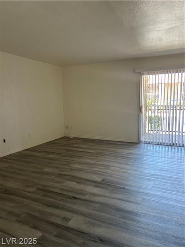 Building Photo - 2 Bedroom Condo in Guard Gated Community