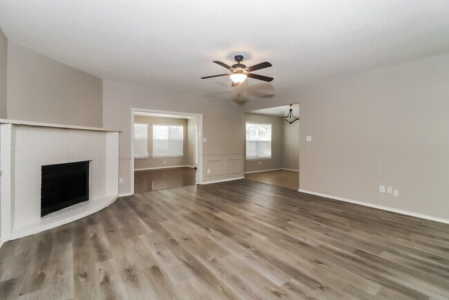 Foto del edificio - 5021 Flat Creek Dr
